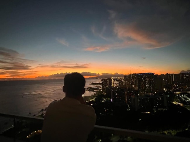 Setelah menggelar pernikahan mewah di Beverly Hills, California, Amerika Serikat, pada Sabtu (24/8/24), Clarissa Tanoesoedibjo dan suaminya, Anthony Tjipto memilih berbulan madu ke Hawaii. Melalui akun Instagram pribadinya putri Hary Tanoesoedibjo itu memamerkan momen romantis bulan madunya. Foto: Instagram/@clarissatanoe