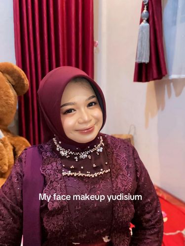 Curhat pengantin wanita yang salah pilih MUA saat acara pernikahannya, mendadak viral di media sosial.