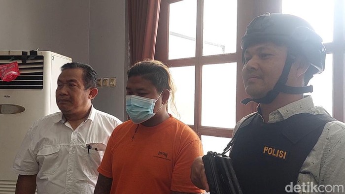 Daini Jarjas (tengah) pembunuh istri di Bandung