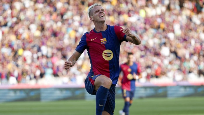 Barcelonas Dani Olmo celebrates scoring his sides 6th goal during the Spanish La Liga soccer match between FC Barcelona and Valladolid at the Olympic stadium in Barcelona, Spain, Saturday, Aug. 31, 2024. (AP Photo/Joan Monfort)