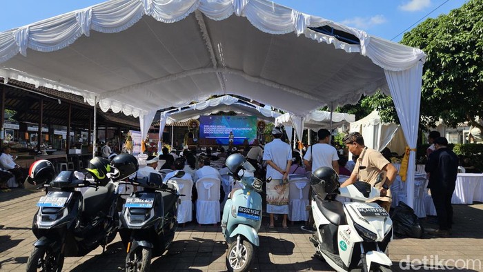 Deklarasi Menuju Kawasan Rendah Emisi Ubud yang dilakukan oleh World Resources Institute (WRI Indonesia), Pemerintah Provinsi (Pemprov) Bali, dan Pemerintah Kabupaten (Pemkab) Gianyar, Selasa (17/9/2024). (Foto: Putu Krista/detikBali)