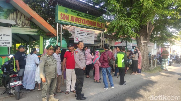 Demo wali murid SDN Juwetkenongo Sidoarjo
