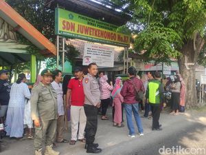 Wali Murid SDN Juwetkenongo Sidoarjo Demo Tuntut Kepsek Mundur