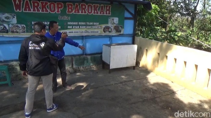 Deni Ruswandi (jaket biru) saat menunjukan TKP.