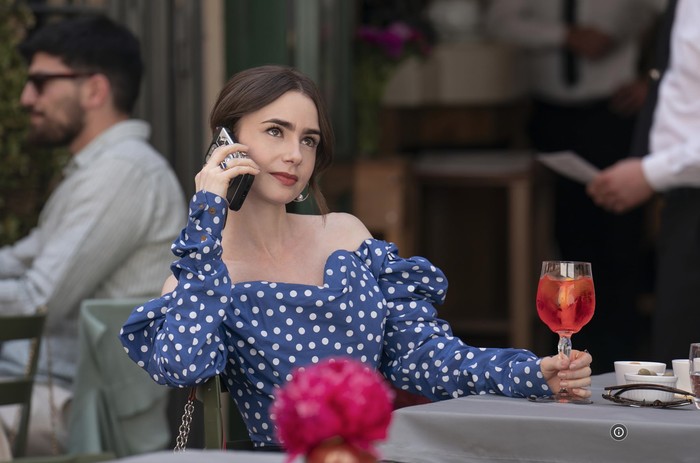 Cuplikan adegan dalam film Emily in Paris.