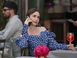 Lily Collins Coba 81 Busana untuk Syuting Emily In Paris 4