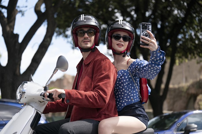 Cuplikan adegan dalam film Emily in Paris.