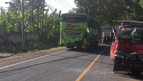 Empat kendaraan terlibat kecelakaan beruntun di Jalan Denpasar-Gilimanuk, tepatnya di kilometer 109-110, Banjar Tirtakusuma, Desa Candikusuma, Kecamatan Melaya, Jembrana, Selasa (17/9/2024). (Dok. Polsek Melaya)