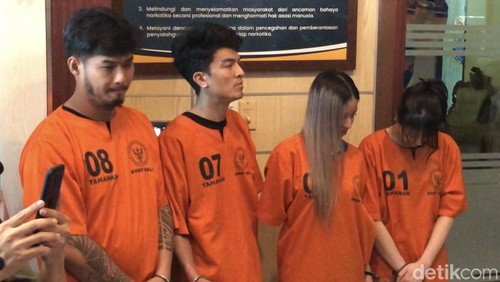 Empat tersangka jaringan peredaran narkoba internasional Thailand-Indonesia dihadirkan saat konferensi pers di kantor BNNP Bali, Selasa (17/9/2024). (Foto: Ida Bagus Putu Mahendra/detikBali)