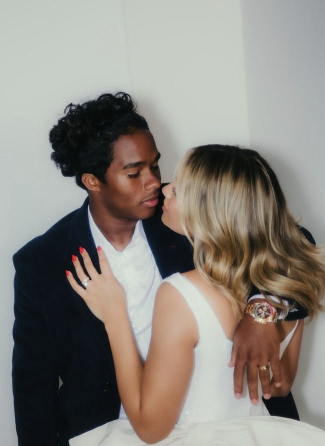 Dalam foto pernikahan mereka, tampak Gabriely mengenakan dress pendek putih. Sementara itu, Endrick mengenakan setelan jas hitam dengan kemeja putih. Foto: dok. Instagram @gabriel miiranda