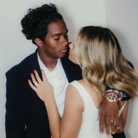 Dalam foto pernikahan mereka, tampak Gabriely mengenakan dress pendek putih. Sementara itu, Endrick mengenakan setelan jas hitam dengan kemeja putih. Foto: dok. Instagram @gabriel miiranda