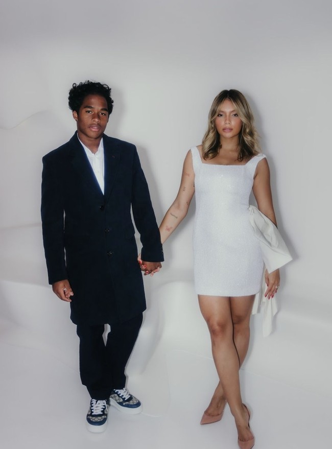 Endrick, pesepak bola asal Brasil yang baru saja bergabung dengan Real Madrid mencuri perhatian publik bukan hanya karena prestasinya, namun hubungan asmaranya. Pemain muda Real Madrid itu baru berusia 18, namun baru-baru ini mengumumkan telah menikah dengan influencer Gabriely Miranda. Foto: dok. Instagram @gabriel miiranda