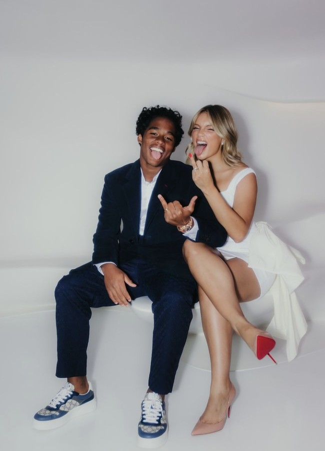 Kabar pernikahan mereka diumumkan di Instagram Gabriely yang memiliki 1,1 juta pengikut. Dalam unggahan tersebut, influencer 23 tahun itu membagikan beberapa foto pernikahan mereka. Foto: dok. Instagram @gabriel miiranda