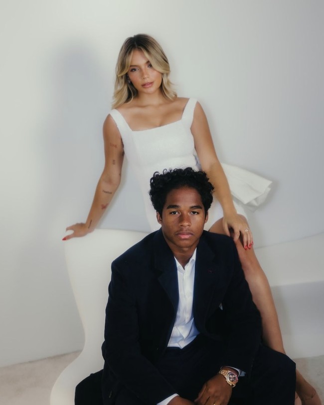 Pernikahan ini terjadi kurang dari setahun sejak mereka pertama kali bertemu. Sebelumnya, mereka dikabarkan telah menandatangani kontrak cinta yang mengatur beberapa aturan aneh dalam hubungan mereka. Salah satu aturannya adalah mereka harus saling mengatakan Aku mencintaimu dalam segala situasi, serta tidak boleh terlibat dalam perilaku adiktif. Endrick juga dilarang mengomentari foto wanita lain di Instagram.  Foto: dok. Instagram @gabriel miiranda