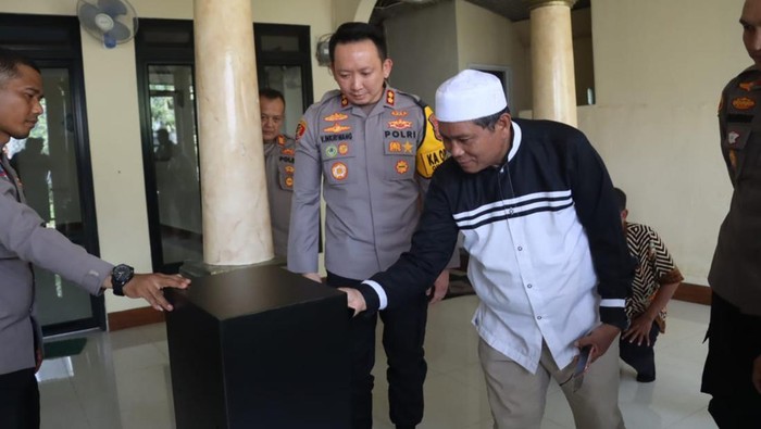 Foto: Kapolres Tangerang Selatan AKBP Victor Inkiriwang mengganti kotak amal musala yang dibobol maling dengan safe deposit box yang aman layaknya brankas (Foto: Dok. Istimewa)
