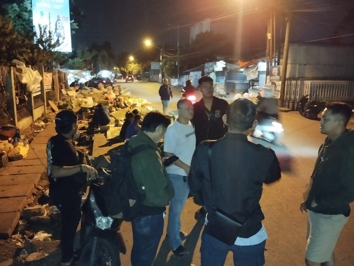 Foto: Polisi berpakaian preman selidiki dugaan pungli di pasar tumpah Jl Merdeka Kota Bogor (dokumen Polresta Bogor Kota)