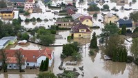 Terjangan banjir yang datang bak air bah itu telah merusak sejumlah fasilitas umum bahkan sampai menghanyutkan bangunan.