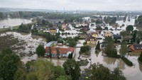 Banjir parah melanda Republik Ceko. Hujan deras dan angin kencang menyebabkan sungai meluap hingga pohon tumbang.    
