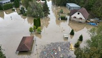 Jalan raya aspal juga tak sedikit yang terkelupas hingga tak sedikit kendaraan roda empat ringsek terkena terjangan arus kuat banjir.   