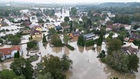Selain banjir parah yang sebabkan dari meluapkan air sungai, kekuatan angin kencang juga menambah keparahan.