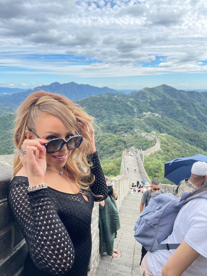 Gaya Mariah Carey di Tembok Besar China