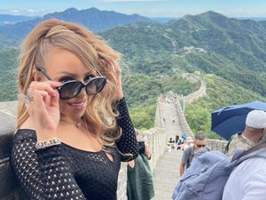 Mariah Carey Daki Great Wall China Pakai Heels, Medsos Gempar