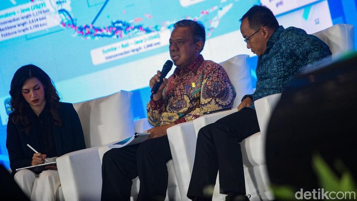Panel diskusi kedua detikcom Leaders Forum membahas Geliat Energi Terbarukan dalam Mencapai Target Net Zero Emission. Direktur Legal dan Manajemen Human Capital PLN Yusuf Didi Setiarto, Ketua Umum Asosiasi Pengembang Pembangkit Listrik Tenaga Air Zulfan Zahar, Vice Chairman Perkumpulan Industri Kendaraan Listrik Indonesia (Periklindo) Achmad Rofiqi, dan dosen Ekonomi UI Berly Martawardaya menjadi narasumber diskusi kedua tersebut.