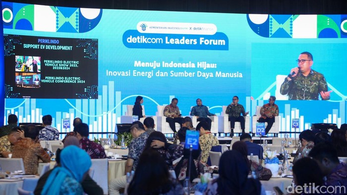 Geliat Energi Terbarukan dalam Mencapai Target Net Zero Emission Panel diskusi kedua detikcom Leaders Forum membahas 'Geliat Energi Terbarukan dalam Mencapai Target Net Zero Emission'. Direktur Legal dan Manajemen Human Capital PLN Yusuf Didi Setiarto, Ketua Umum Asosiasi Pengembang Pembangkit Listrik Tenaga Air Zulfan Zahar, Vice Chairman Perkumpulan Industri Kendaraan Listrik Indonesia (Periklindo) Achmad Rofiqi, dan dosen Ekonomi UI Berly Martawardaya menjadi narasumber diskusi kedua tersebut.