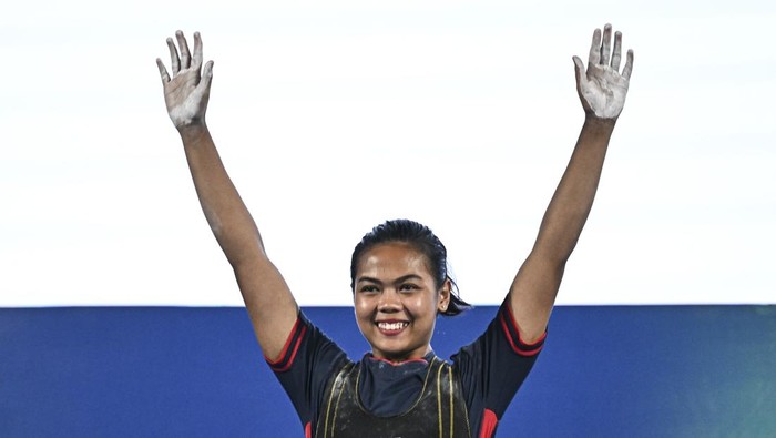 Girangnya Tika Raluni Raih Emas Angkat Berat Kelas 63 Kg di PON XXI Lifter Jawa Barat Tika Rulini (tengah), lifter Sumatera Utara Luwigita Susilo (kiri), dan lifter Bali Ni Kadek Ernawati berfoto bersama usai perlombaan angkat berat kelas 63 kg putri PON XXI Aceh-Sumut 2024 di GOR Seuramoe Angkat Besi Stadion Harapan Bangsa, Banda Aceh, Aceh, Selasa (17/9/2024). Tika Rulini berhasil meraih emas dengan total angkatan 530 kg sedangkan medali perak diraih lifter Sumatera Utara Luwigita Susilo dengan total angkatan 480 kg dan medali perunggu diraih lifter Bali Ni Kadek Ernawati dengan total angkatan 472,5 kg. ANTARA FOTO/Aprillio Akbar/aww.