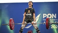 Tika Rulini, lifter andalan Jawa Barat, menorehkan prestasi gemilang di PON XXI Aceh-Sumut 2024, pada ajang yang digelar di GOR Seuramoe Angkat Berati, Stadion Harapan Bangsa, Banda Aceh, Selasa (17/9/2024).