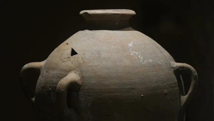 Guci Kuno Dipamerkan di Museum Hect