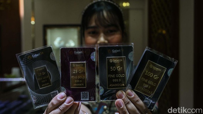 Harga emas keluaran Logam Mulia Antam 24 Karat menyentuh Rp 1.444.000 per gram atau tertinggi sepanjang sejarah. Meski demikian antusias warga membeli emas tinggi.