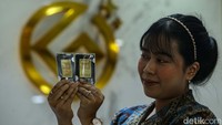 Sebagai catatan, pembelian emas batangan dikenai pajak penghasilan (PPh 22) sebesar 0,9% sesuai dengan Peraturan Menteri Keuangan (PMK) Nomor 34 Tahun 2017. Namun, jika pembeli menyertakan Nomor Pokok Wajib Pajak (NPWP), tarif pajaknya bisa lebih rendah, yakni sebesar 0,45%. (Rifkianto Nugroho/detikcom)
