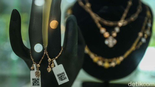 Harga emas keluaran Logam Mulia Antam 24 Karat menyentuh Rp 1.444.000 per gram atau tertinggi sepanjang sejarah. Meski demikian antusias warga membeli emas tinggi.