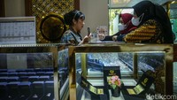 Pantauan detikcom di Galeri 24 Salemba, satu persatu pengunjung masih berdatangan untuk membeli emas baik batangan maupun perhiasan.