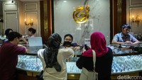 Pergerakan harga emas terus meningkat hingga mencatatkan rekornya, meski demikian antusias warga untuk membeli masih terlihat, salah satunya di Galeri 24, Jakarta, Selasa (17/9/2024).