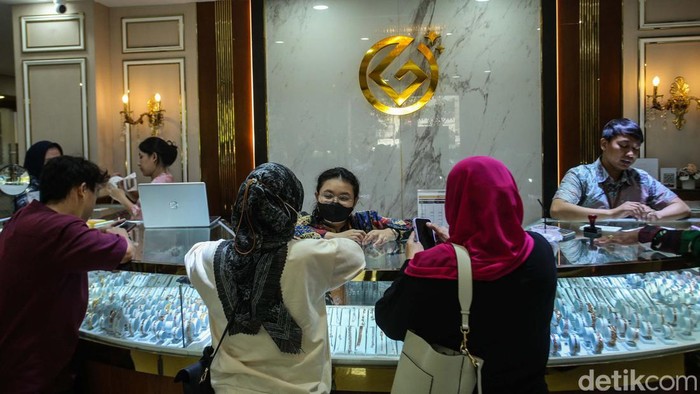 Harga Emas Tertinggi Sepanjang Sejarah, Antusias Warga Ikut Tinggi Harga emas keluaran Logam Mulia Antam 24 Karat menyentuh Rp 1.444.000 per gram atau tertinggi sepanjang sejarah. Meski demikian antusias warga membeli emas tinggi.