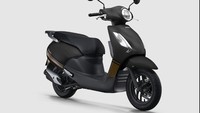 Bagian paling menarik dari motor matik tersebut berada di area belakang. Pabrikan membekalinya dengan lampu memanjang yang kerap ditemukan di motor-motor listrik. Kemudian terdapat penyangga besi tambahan yang terpasang di belakang jok. Foto: Doc. Wuyang Honda.