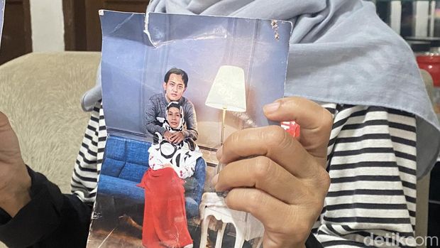 Ilah Jamilah (49), ibu Syamsul, saat menunjukkan foto korban sebelum meninggal dunia di Kamboja.