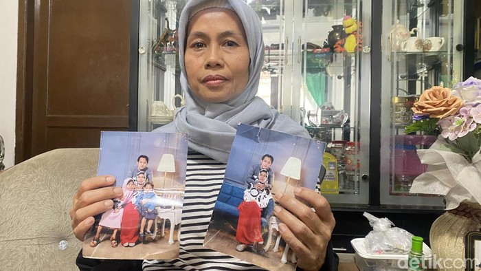 Ilah Jamilah (49), ibu Syamsul, saat menunjukkan foto korban sebelum meninggal dunia di Kamboja.