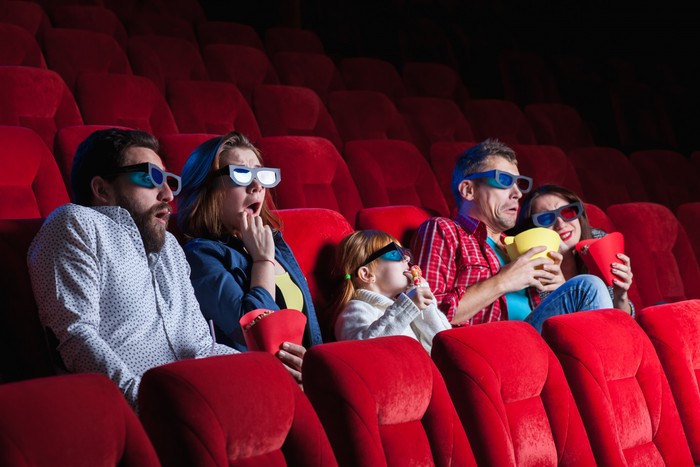 Ilustrasi menonton film di bioskop
