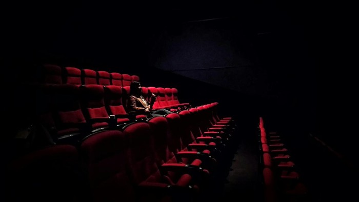 Ilustrasi bioskop dan penontonnya
