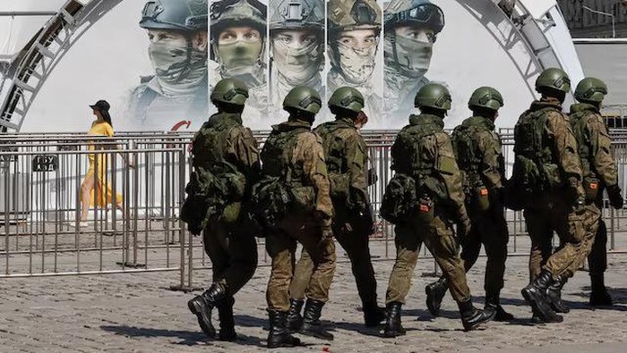 Russian army servicemen walk at an exhibition displaying armoured vehicles and equipment captured by the Russian army from Ukrainian forces in the course of Russia-Ukraine conflict, at Victory Park open-air museum on Poklonnaya Gora in Moscow, Russia May 31, 2024. REUTERS/Shamil Zhumatov/File Photo Purchase Licensing Rights