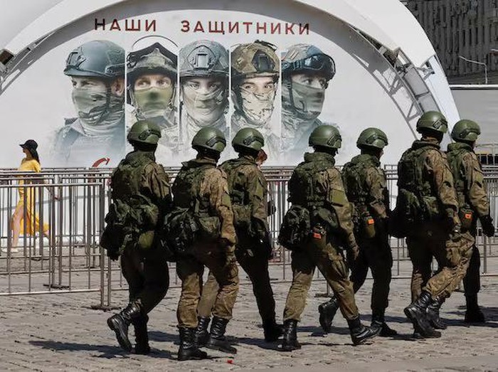Russian army servicemen walk at an exhibition displaying armoured vehicles and equipment captured by the Russian army from Ukrainian forces in the course of Russia-Ukraine conflict, at Victory Park open-air museum on Poklonnaya Gora in Moscow, Russia May 31, 2024. REUTERS/Shamil Zhumatov/File Photo Purchase Licensing Rights