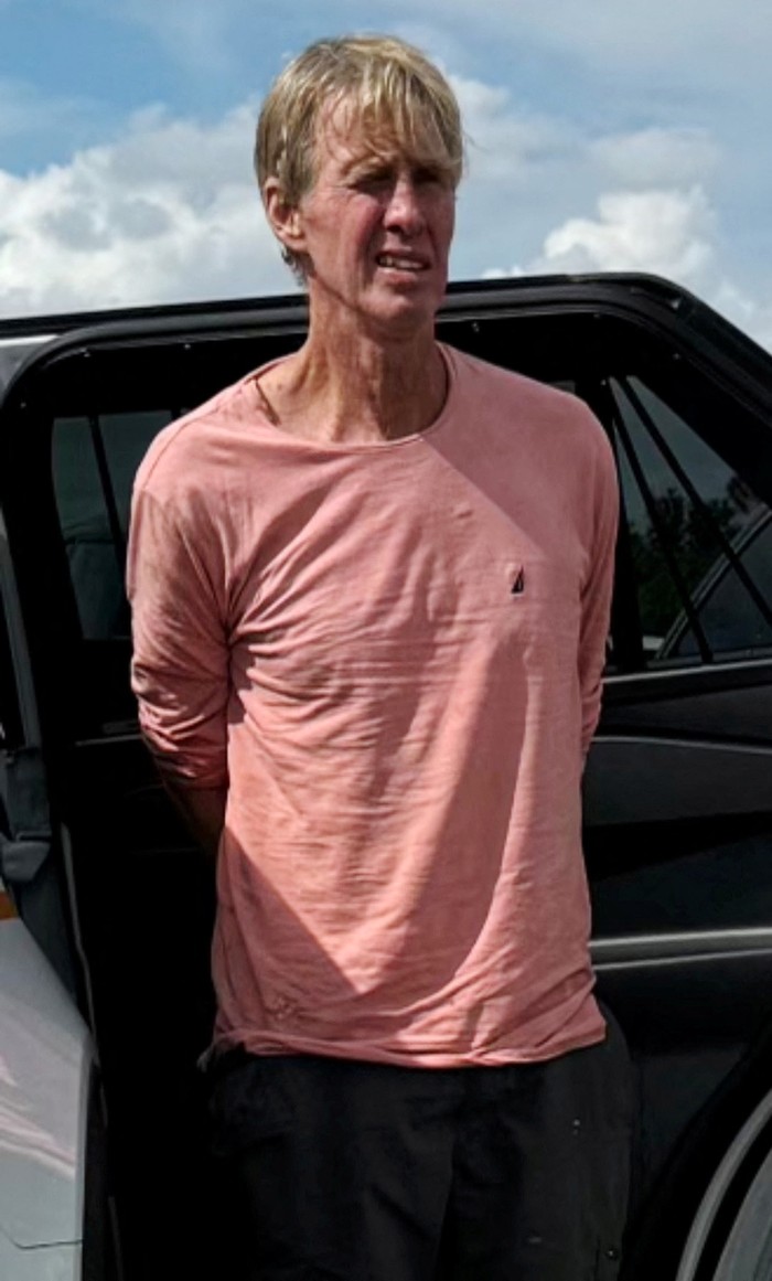 Polisi telah menangkap pelaku penembakan Donald Trump di lapangan golf di Florida, Amerika Serikat, Minggu (15/9/2024) waktu setempat. Tersangka yang diamankan itu adalah Ryan W Routh.