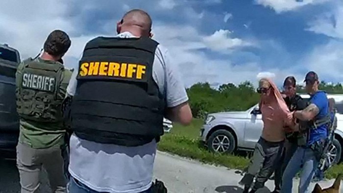 Polisi telah menangkap pelaku penembakan Donald Trump di lapangan golf di Florida, Amerika Serikat, Minggu (15/9/2024) waktu setempat. Tersangka yang diamankan itu adalah Ryan W Routh.