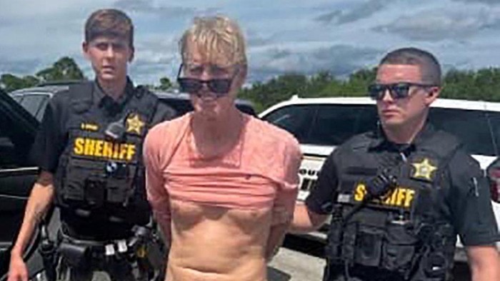 Polisi telah menangkap pelaku penembakan Donald Trump di lapangan golf di Florida, Amerika Serikat, Minggu (15/9/2024) waktu setempat. Tersangka yang diamankan itu adalah Ryan W Routh.