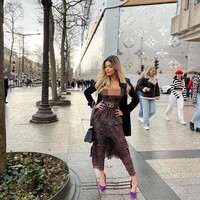 “Orang berekspektasi bahwa aku harus sempurna setiap waktu. Kesalahan terkecil bisa menjadi alasan untuk kritik. Jika aku tanpa makeup, misalnya, aku akan mendapat komentar bahwa aku terlihat seperti orang yang berbeda,” ujar Janaina. Foto: dok. Instagram @janaina3