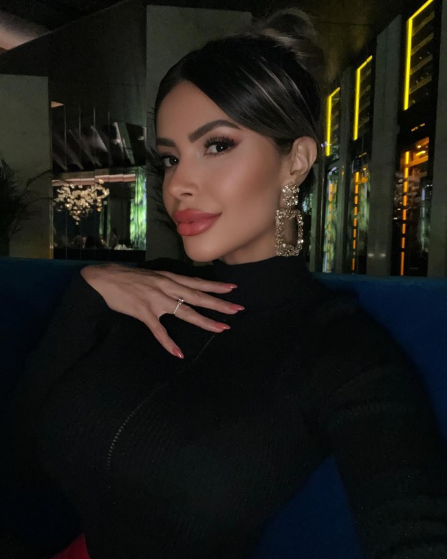 Janaina sudah mengeluarkan £ 758.000 atau sekitar Rp 15 miliaran untuk tampil cantik. Tapi setelah mendapatkan penampilan impiannya, wanita tersebut malah merasa terkutuk karena terlalu cantik.  Foto: dok. Instagram @janaina3