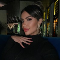 Janaina sudah mengeluarkan £ 758.000 atau sekitar Rp 15 miliaran untuk tampil cantik. Tapi setelah mendapatkan penampilan impiannya, wanita tersebut malah merasa terkutuk karena terlalu cantik.  Foto: dok. Instagram @janaina3